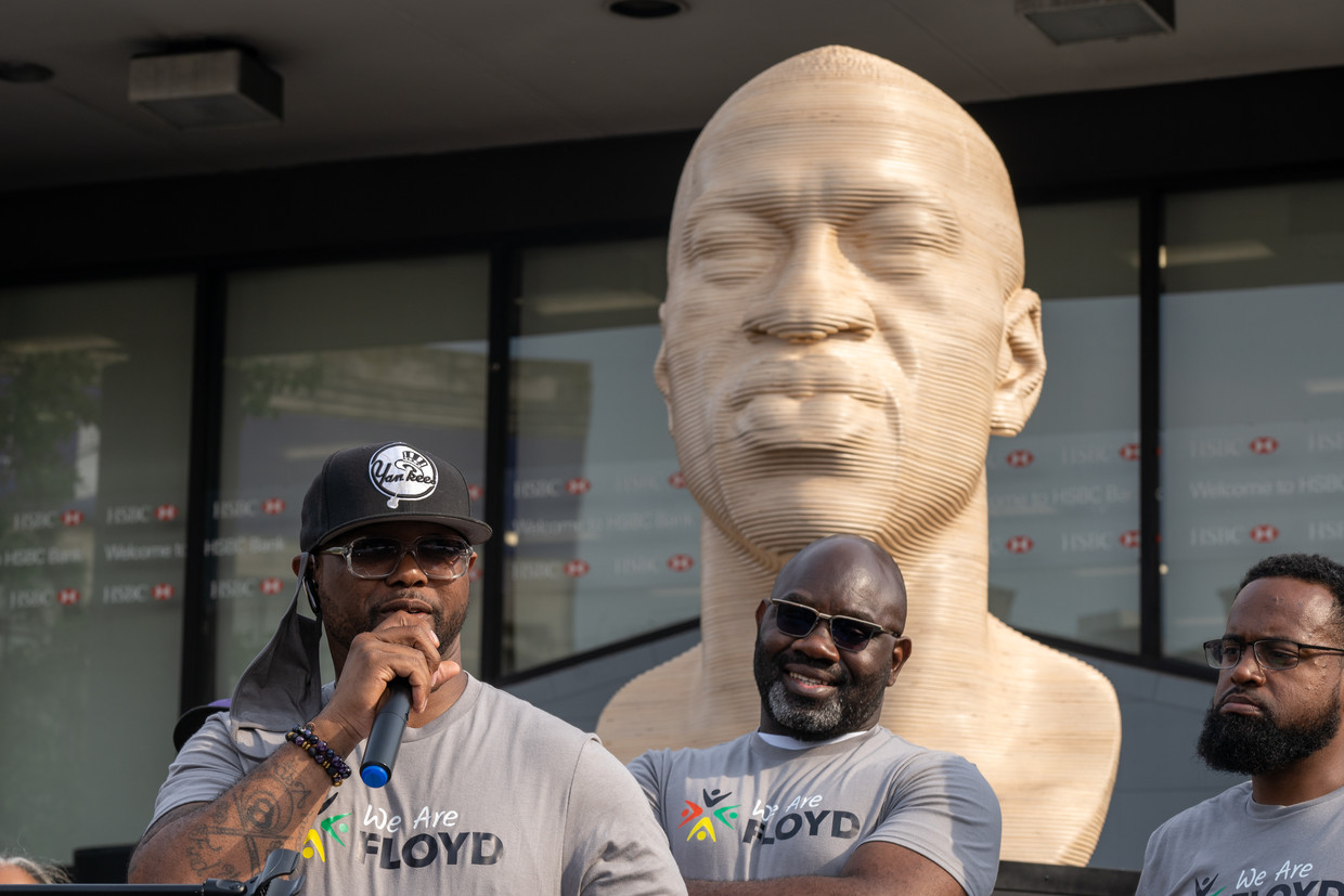 Terrance Floyd, de broer van George Floyd, spreekt tijdens de onthulling van een beeld dat ter nagedachtenis aan zijn broer is gemaakt.  Beeld Getty Images