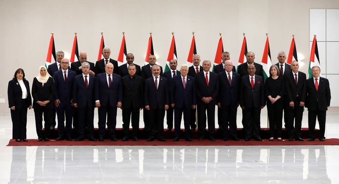 De nieuwe Palestijnse regering poseert zaterdag met president Abbas.