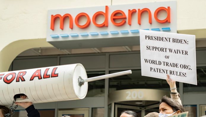 Demonstranten bij het hoofdkantoor van Moderna in de Verenigde Staten. Zij willen dat farmaceuten hun patent op het coronavaccin vrijgeven zodat er meer en goedkoper doses kunnen worden gemaakt. (28/04/2021)