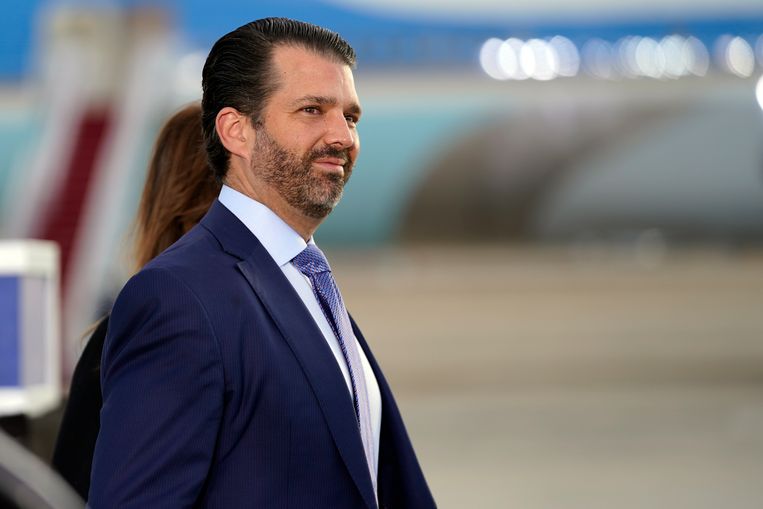 Donald Trump jr. neemt wraak op Alec Baldwin met T-shirt over schietincident op filmset - De Morgen