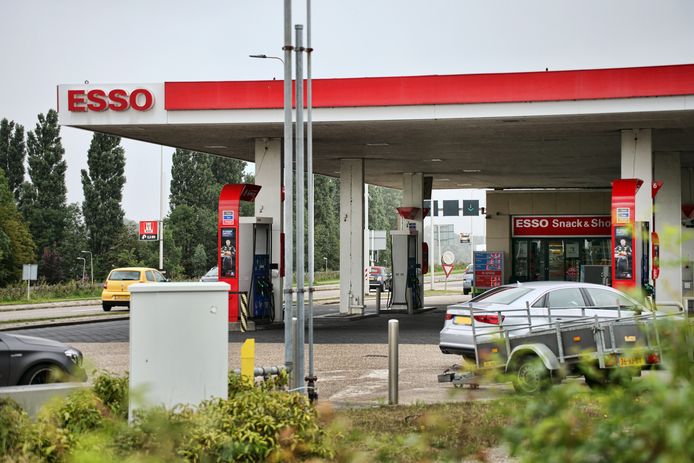 De man ramde een auto en sloeg daarna de shop van het tankstation bij de Spijkenisserbrug kort en klein.