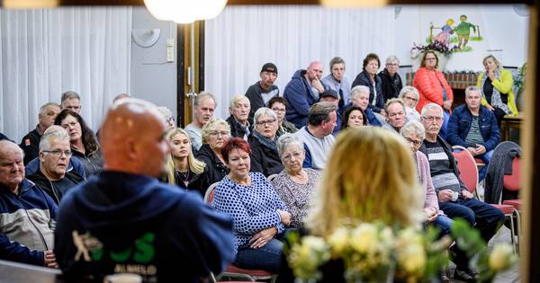 Bewoners wijk Westerhaar zijn furieus en dreigen kantoor woningstichting te blokkeren - Tubantia