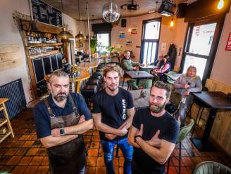 Drie vrienden openen Bistro&Bier ‘t Oud Gemeentehuis op Markt van Ruddervoorde: “Heel wat gerechtjes met bier op onze kaart”