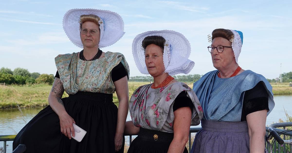 MIJN FOTO | De mooiste mutsen uit de kast voor 450 jaar Arnemuiden