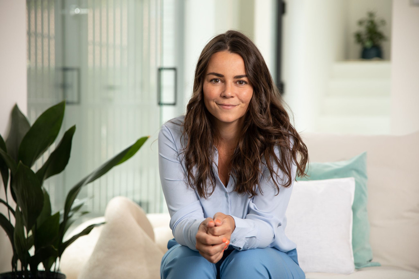 De vrouw die alle BV’s in ‘De Verraders’ van het kastje naar de muur ...