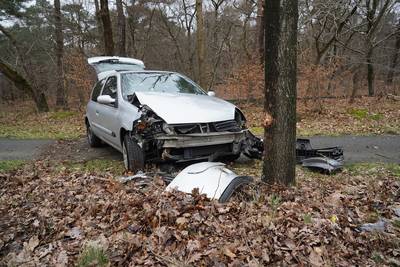 Auto botst op N282 tegen boom na inhaalactie van bestuurster