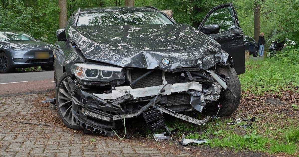N348 bij Raalte urenlang dicht na botsing tussen twee autos.