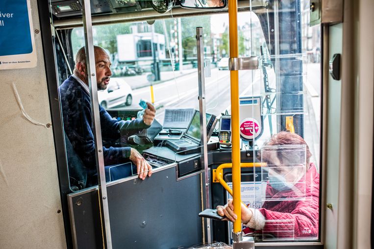 Amsterdamse trambestuurder houdt in de gaten of iedereen zijn mondkapje goed draagt. Beeld Nosh Neneh