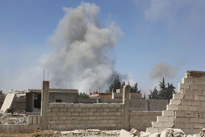 Een helikopter van de Syrische luchtmacht dropte zaterdagavond in Douma een vatenbom met chemicaliën, zo zeggen de Witte Helmen.