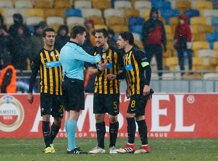 Matej Jug in discussie met enkele spelers van AEK Athene.