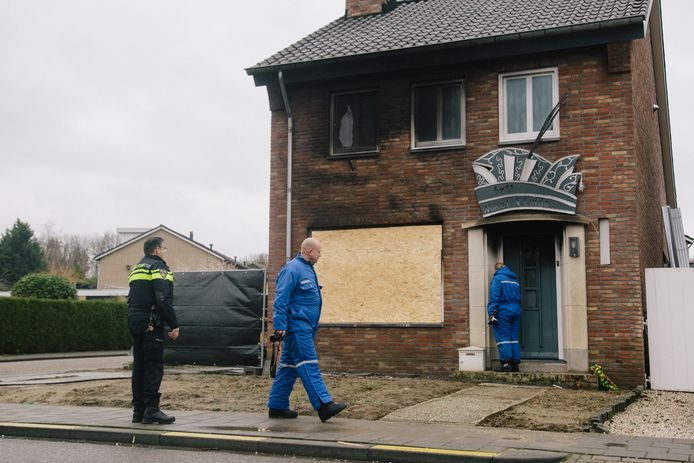 Het huis van het prinsenpaar in het Limburgse Holtum heeft brandschade. Boven de deur de feestelijke carnavalshoed (de steek).