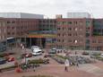 Het voorplein van het Maasstad: met slagbomen hoopt het ziekenhuis dat dit beeld de dagelijkse praktijk gaat worden.