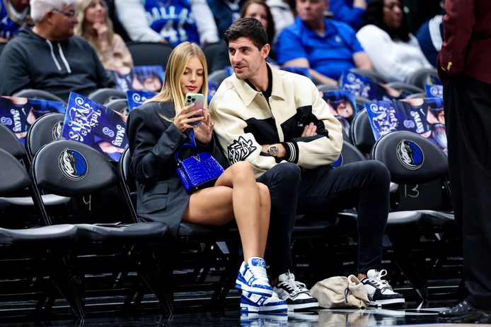 Thibaut Courtois e sua moglie Michelle Gerzig durante la partita NBA tra Dallas Mavericks e Los Angeles Clippers.