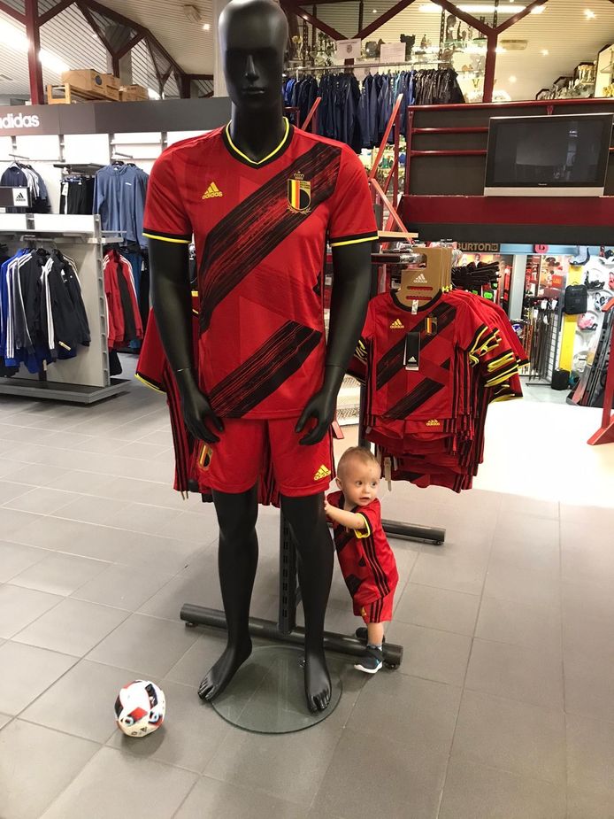 Nieuwe shirts van Rode Duivels al in de winkel... Facebook Topsport Lebbeke