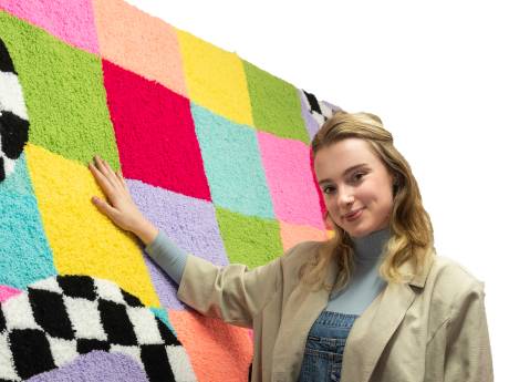 Kleurrijke tapijten van Hannah (23) vrolijken de huiskamer op: ‘Je voelt meteen: gezellig, we zijn thuis’