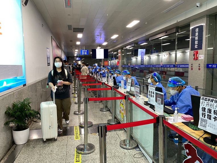 Registratie ­verplicht bij aankomst in het treinstation van Hangzhou. Beeld Leen Vervaeke