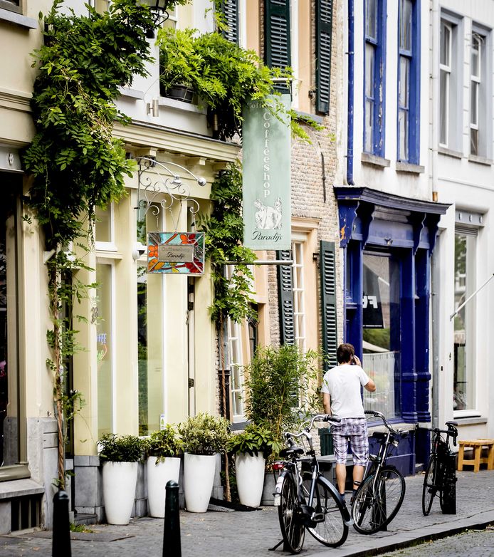 BREDA - Exterieur van Coffeeshop Het Paradijs. Breda is een van de tien gemeenten die meedoen aan het experiment met staatswiet.