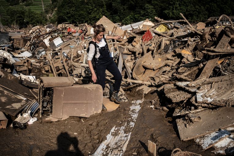Duitsland-correspondent Sterre Lindhout in de zomer van 2021, zwanger van haar tweeling, op reportage in Mayschoss, waar de overstroming van de rivier de Ahr een ravage heeft aangericht.  Beeld Daniel Rosenthal