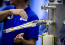 Een schaalmodel van de European Robotic Arm (ERA) wordt gedemonstreerd tijdens een bijeenkomst met de voor ruimtevaart verantwoordelijke staatssecretaris Mona Keijzer (EZ en Klimaat).
