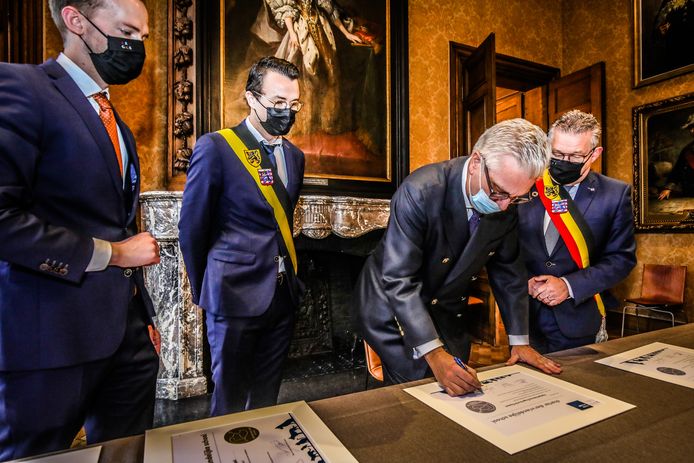 Prins Laurent kwam het charter ‘Diervriendelijke school’ ondertekenen in Brugge.