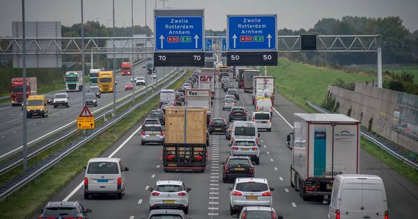 Vrachtwagen verliest kozijn met glas, dus flinke file op A50