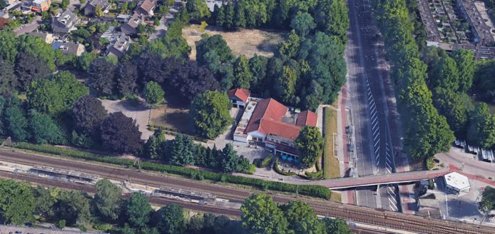 De directe omgeving van station Tilburg Universiteit, met centraal Boerke Mutsaers.