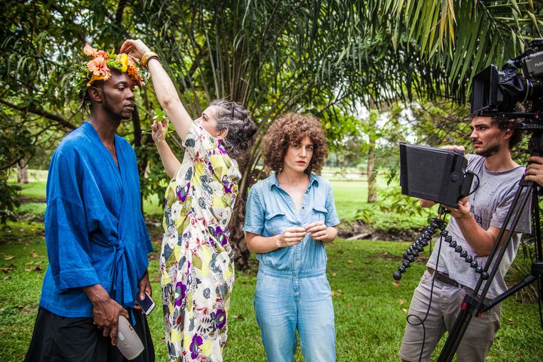 Baloji (links) en crewleden tijdens de opnames van zijn kortfilm in het Congolese dorp Lusanga. Beeld Lilith Geeraerts