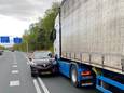 De auto werd van achteren geraakt door de vrachtwagen en kwam door die 'duw' achterstevoren op de A4 bij Bergen op Zoom terecht.