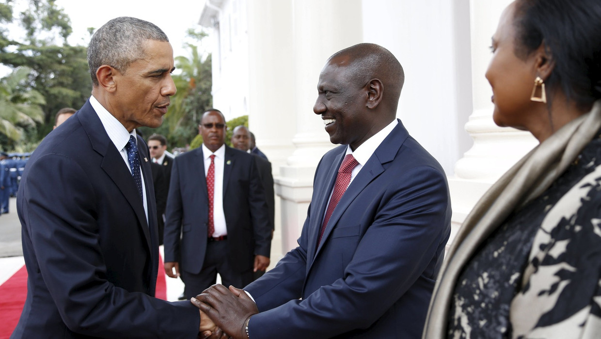 Obama (L) schudt de hand van vice-president William Ruto. Beeld reuters