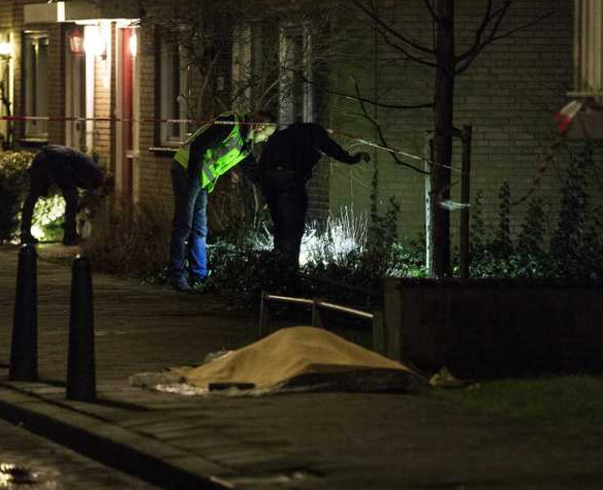 Leden van de Forensische Opsporing doen onderzoek in de buurt. Beeld anp