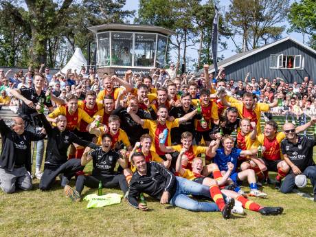 In beeld: dit zijn de kampioenen uit het amateurvoetbal!