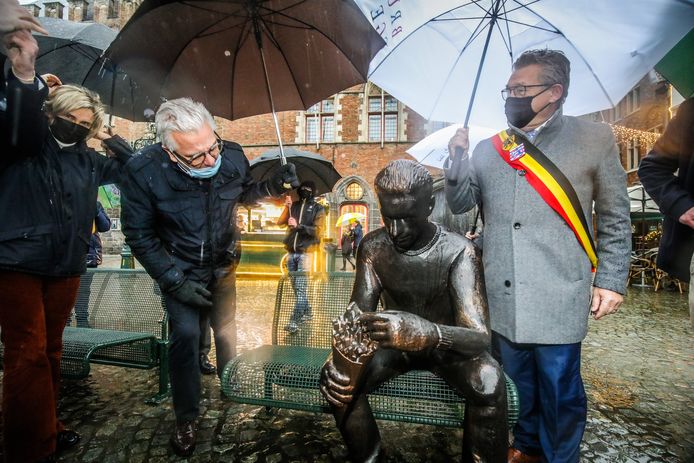 Het beeld van de frietjes etende man op de Markt in Brugge, in november 2021 door prins Laurent ingehuldigd in de gietende regen, was even uit het straatbeeld verdwenen.
