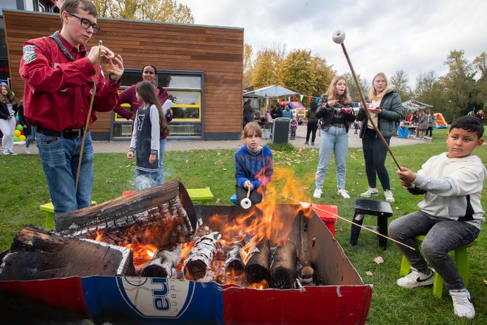 Feest bij Basisschool De Hunenborg, leerlingen, leerkrachten en ouders vieren de officiële heropening van de school in de Hengelose Es.