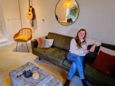 Een badkamer onder de trap en eettafel in het kozijn; Emmelie woont in een achterhuis van 25 vierkante meter