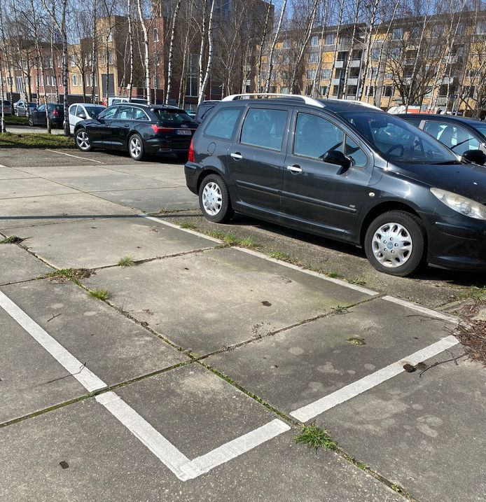 Het verlaten parkeervak aan de Roomweg waar de groene bus maandenlang heeft gestaan.