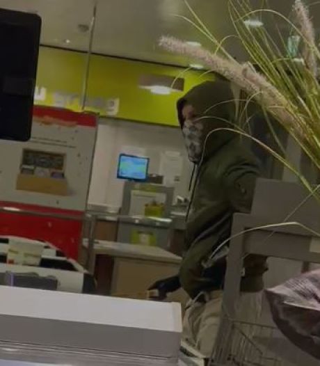 Politie houdt man aan die met theedoek voor gezicht supermarkt in Winterswijk beroofde: ‘En nog een prettige avond’