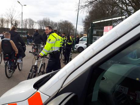 GVVV wint verhitte voetbalderby van DOVO; uitvak ontruimd na gooien met vuurwerk