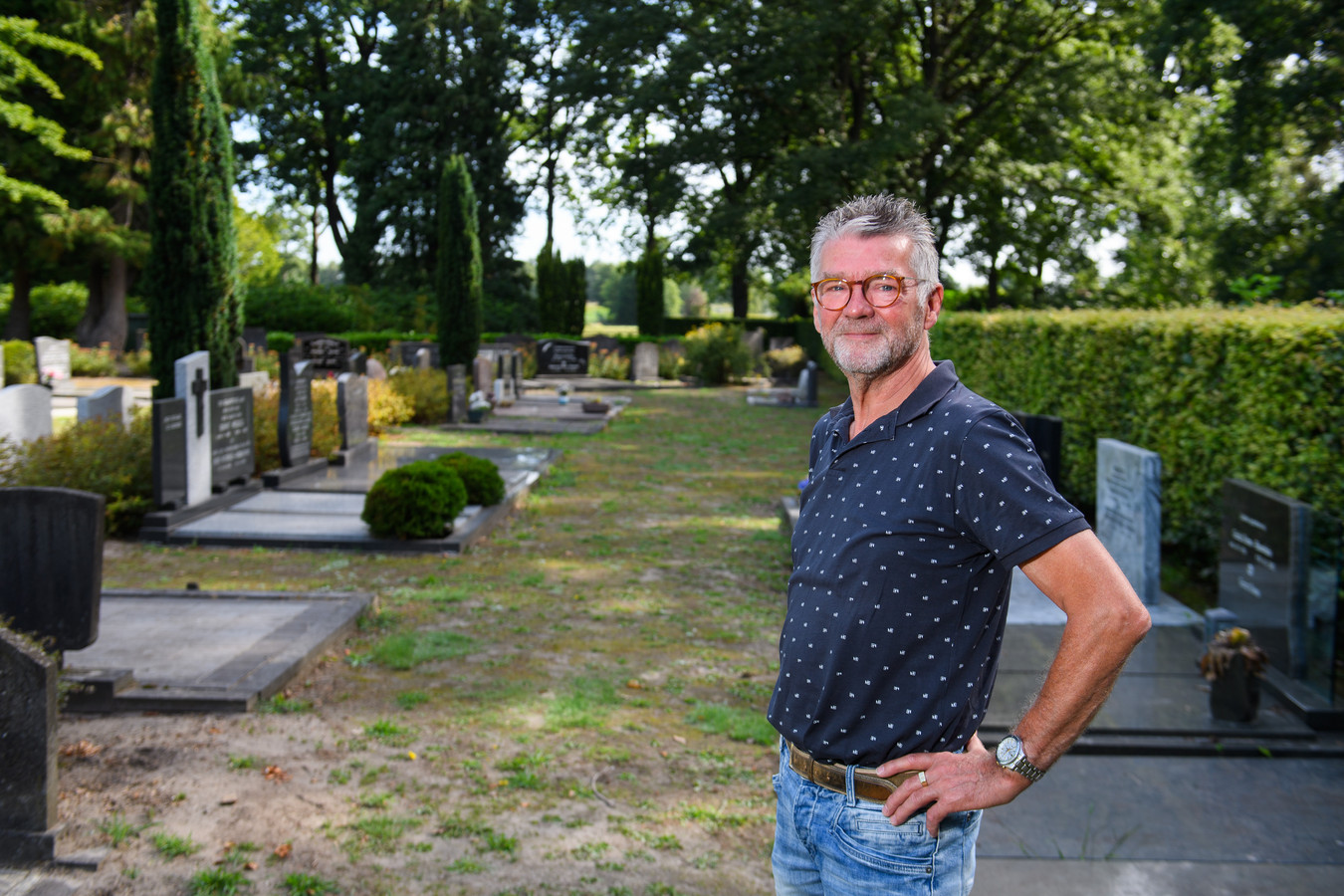 De paden tussen de graven zijn overwoekerd door onkruid. Bertus Wessels, wiens ouders en broertje in Aadorp begraven liggen, vindt het respectloos.