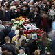 Vermoorde Russische journaliste onder grote belangstelling begraven