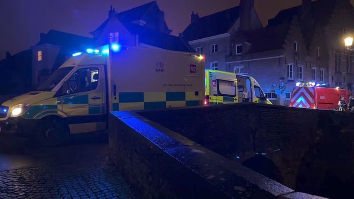 De hulpdiensten bij de Speelmansrei in Brugge, waar zondagavond een persoon in het water belandde en een tweede hem achterna sprong.