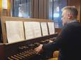 Beiaardier Luc Dockx speelde een uur lang liederen voor Oekraïne. Beneden aan de kerk werd een vredescirkel gevormd