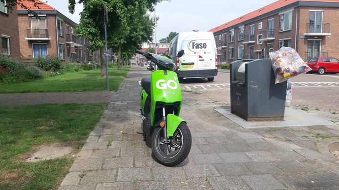Een op de stoep geparkeerde scooter in de wijk Dieze-Oost.