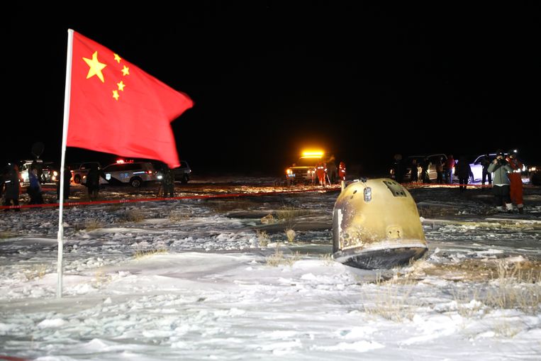 La capsula lunare (a destra) è tornata sulla Terra lo scorso dicembre.  CNSA. immagine