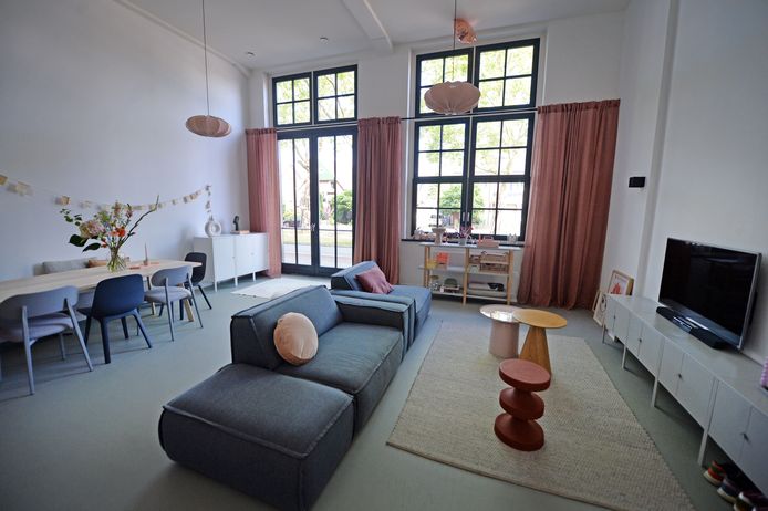 In Enschede werd de oude Ambachtsschool omgebouwd tot appartementencomplex met daarin 70 luxe woningen. Het getransformeerde pand werd vorig jaar opgeleverd. In de stad had in 2020 bijna dertig procent van alle nieuwe woningen eerder een andere functie.
