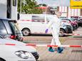Politie doet onderzoek bij een loods in Overvecht waar een 29-jarige Utrechter om het leven kwam. Vermoedelijk nadat een explosie afging.