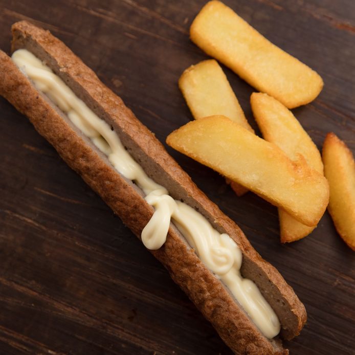 Hier hoort curry bij. Of ketchup. Daar zijn de meningen over verdeeld.