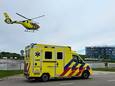 Het Mobiel Medisch Team ter plaatse van het ongeluk op de Laan van Europa in Dordrecht.
