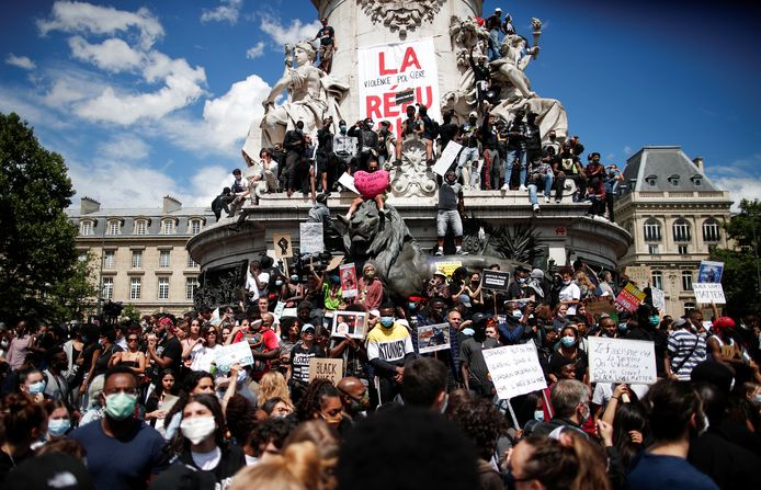 Demonstranten beklimmen het standbeeld van Marianne op de Place de la République.