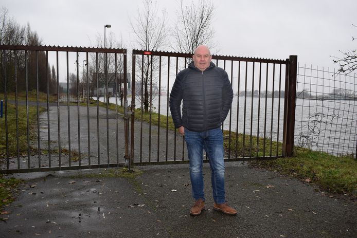 Een tevreden schepen van sport Luc Van Waesberghe aan de ingang van het schuttersterrein langs de boorden van het kanaal Gent-Terneuzen.