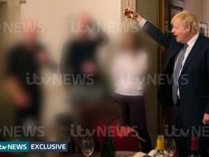 Des photos de Boris Johnson en train de trinquer à Downing Street en plein confinement